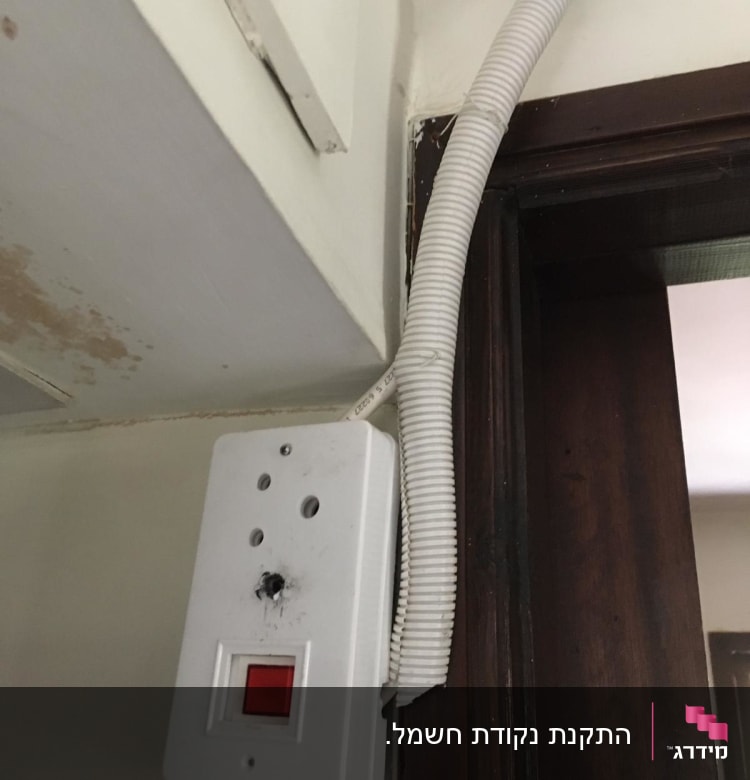 מתג חשמלי עם כבל גמיש על קיר